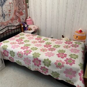 Beautiful Gorgeous girls room Floral print scallop hem Pink Green twin Quilt